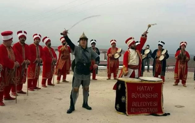 Καραγκιοζιλίκια: Οπαδοί του Ερντογάν ντύθηκαν Οθωμανοί και χτυπάνε τύμπανα στα σύνορα με την κουρδική Αφρίν